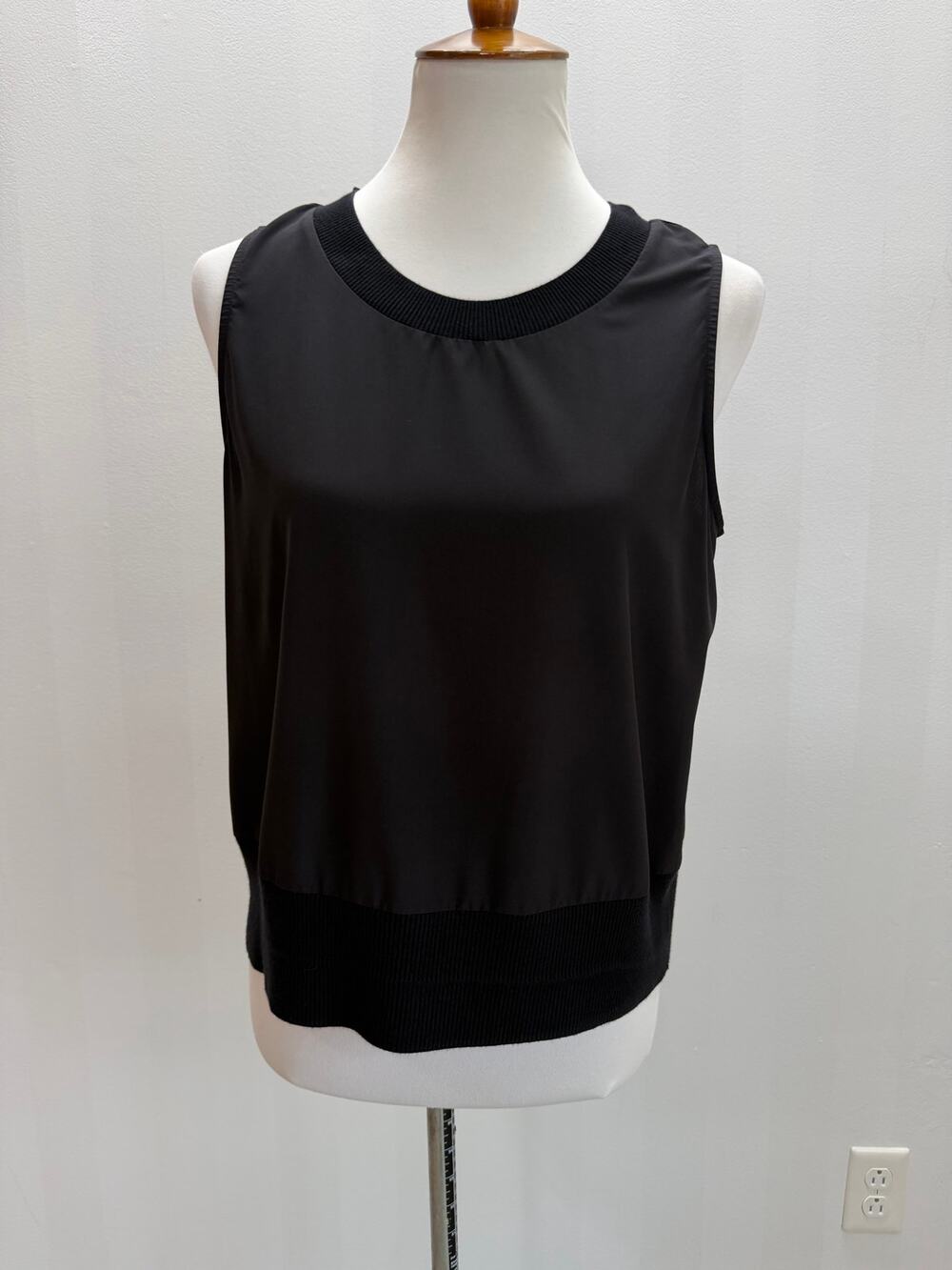 Athleta Zephyr Shell Tank Top Black Sleeveless Ribbed Trim Featherweight Sz M